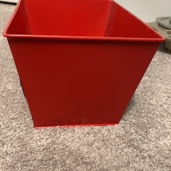 Demdaco red metal bin with 6 magnets(basketball, soccer ball/shoe, net, 2 stars) - Picture 2 of 8